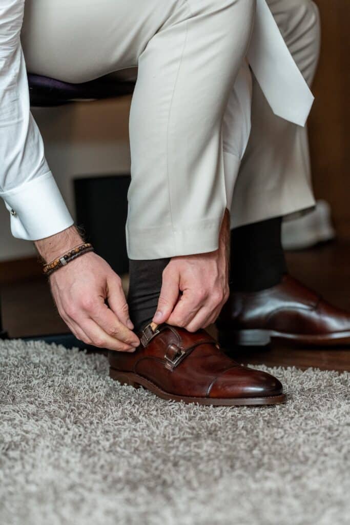 Bräutigam zieht elegante Schuhe an