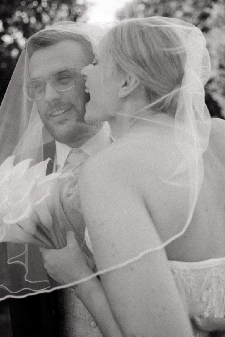 00158-florian-knusper-hochzeitsfotograf-wuerzburg-brautpaar-mit-schleier-Brückenbaron