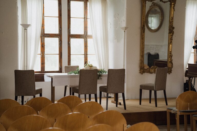 00161-florian-knusper-hochzeitsfotograf-wuerzburg-stuehle-in-zeremonienraum-Schloss Oberschwarzach