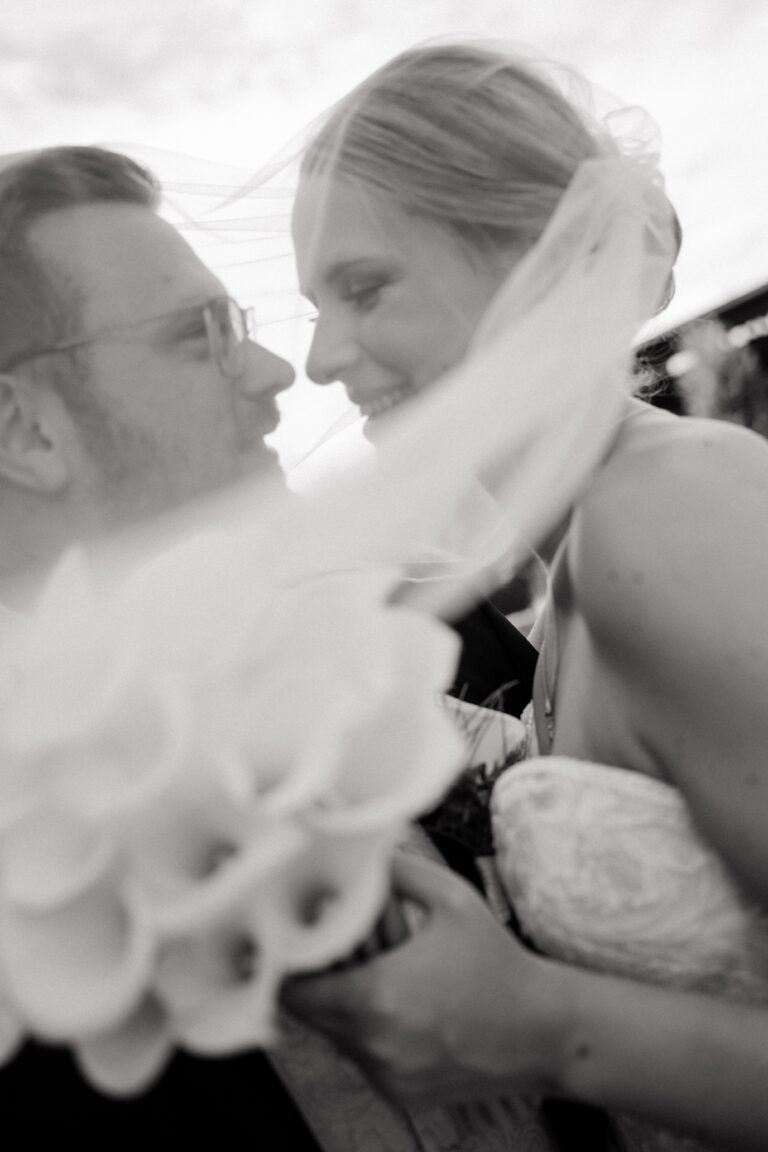 00163-florian-knusper-hochzeitsfotograf-wuerzburg-brautpaar-mit-blumenstrauss-Brückenbaron