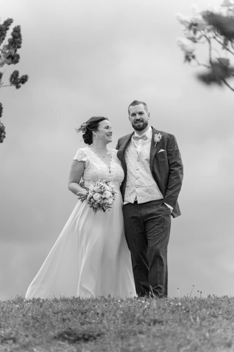 00166-2-florian-knusper-hochzeitsfotograf-wuerzburg-brautpaar-im-freien-Winzerhof Stahl