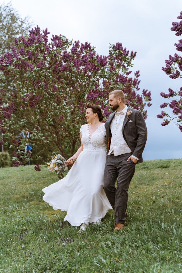 00169-florian-knusper-hochzeitsfotograf-wuerzburg-brautpaar-im-garten-Winzerhof Stahl