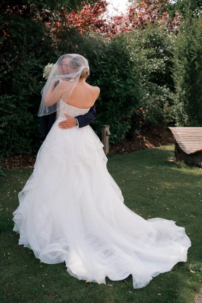 00172-florian-knusper-hochzeitsfotograf-wuerzburg-brautpaar-im-garten-Brückenbaron