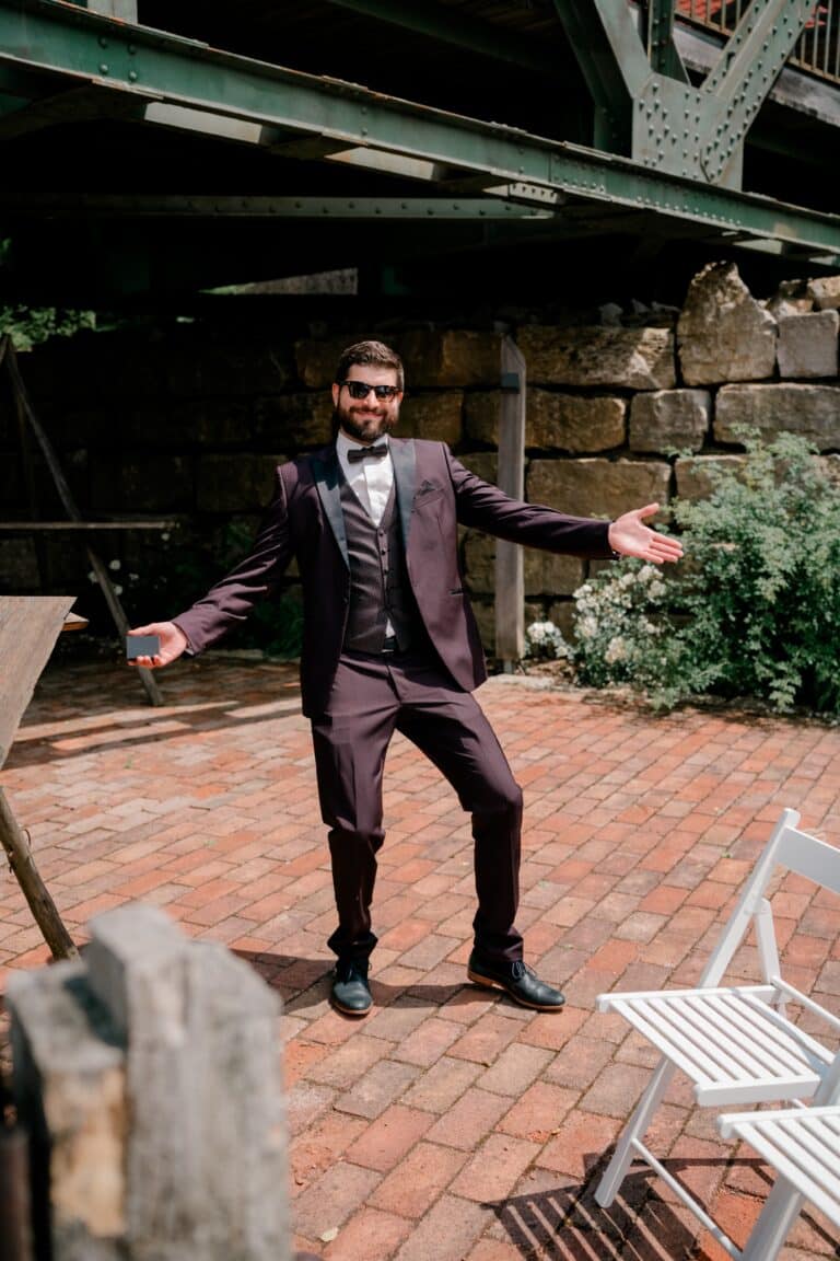 00174-florian-knusper-hochzeitsfotograf-wuerzburg-mann-im-garten-Brückenbaron