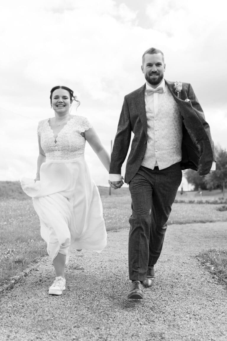 00178-2-florian-knusper-hochzeitsfotograf-wuerzburg-brautpaar-im-freien-Winzerhof Stahl