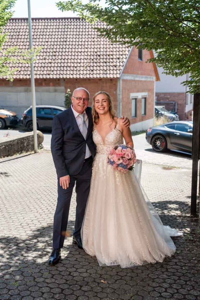 00179-florian-knusper-hochzeitsfotograf-wuerzburg-brautpaar-vor-haus-Kloster Bronnbach
