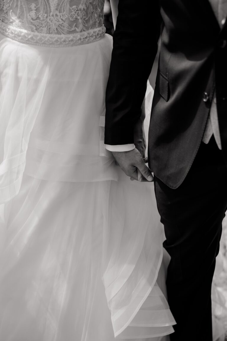 00180-florian-knusper-hochzeitsfotograf-wuerzburg-brautpaar-hand-in-hand-Brückenbaron