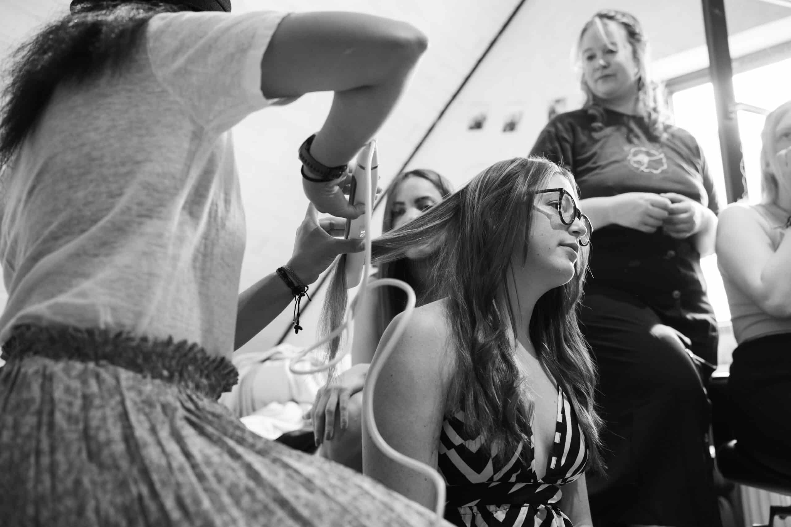 Brautjungfern beim Haarstyling vor der Hochzeit