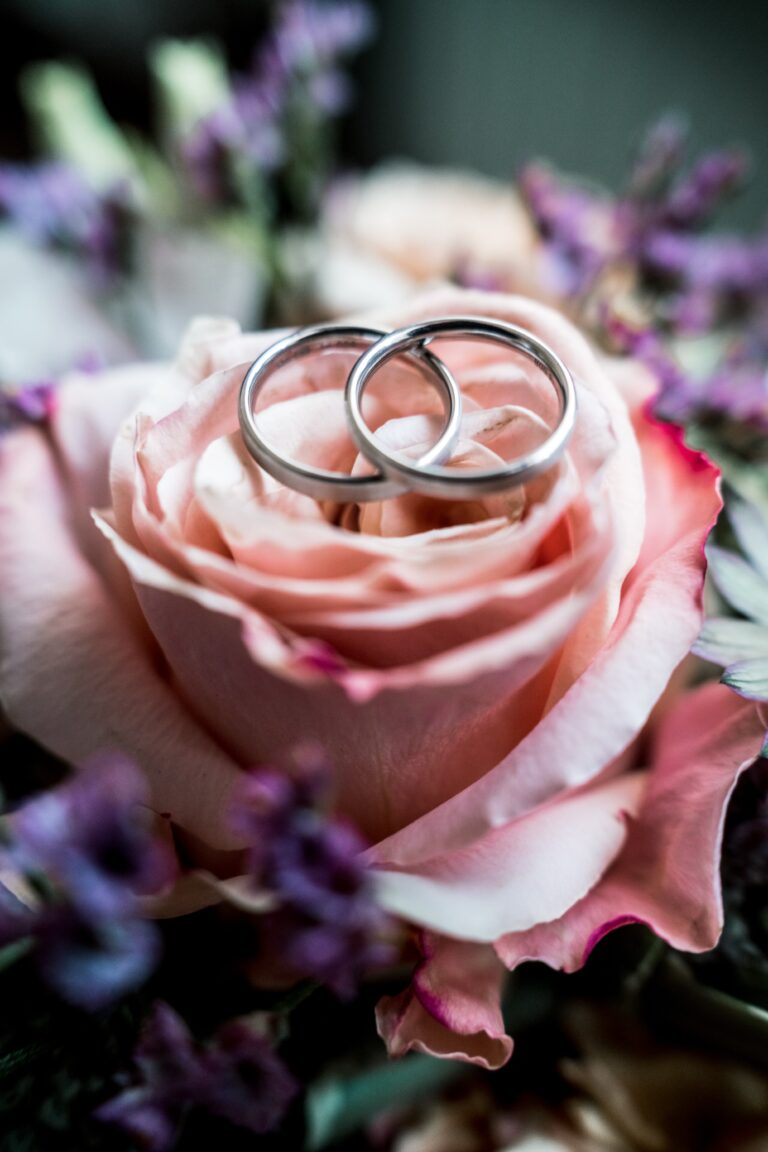 00184-florian-knusper-hochzeitsfotograf-wuerzburg-ringe-auf-blume-Dänischer Pavillon
