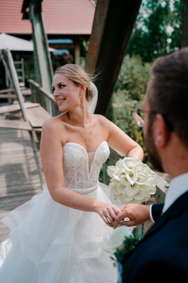 00186-florian-knusper-hochzeitsfotograf-wuerzburg-brautpaar-auf-bruecke-Brückenbaron