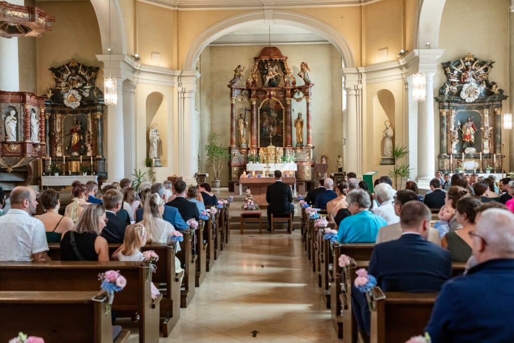 Kirchliche Trauung mit versammelten Gästen