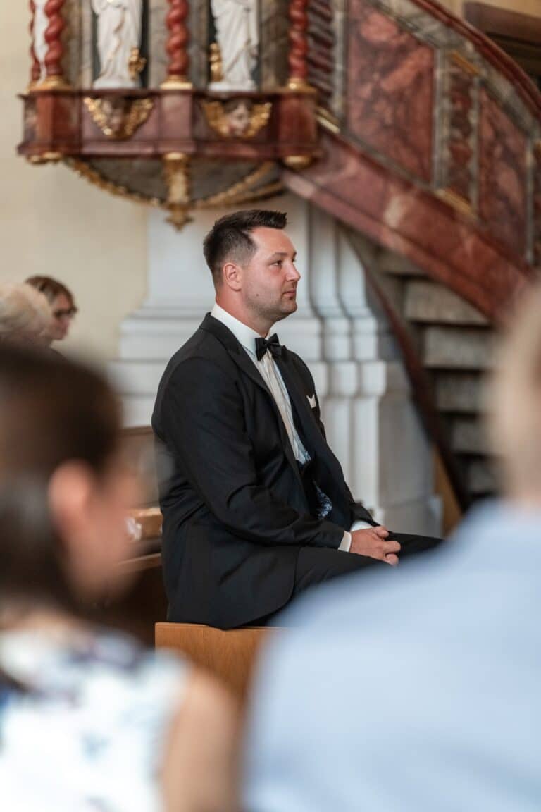 00196-florian-knusper-hochzeitsfotograf-wuerzburg-gast-in-kirche-Kloster Bronnbach