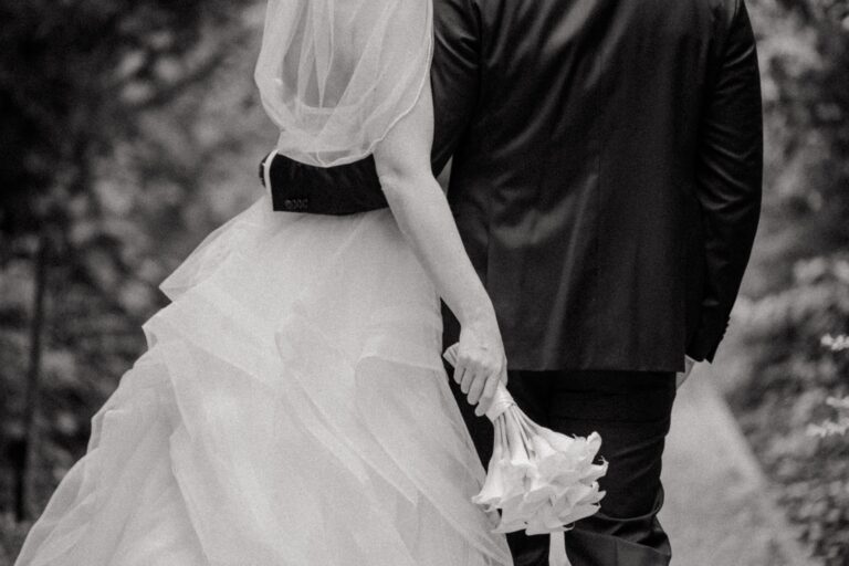 00198-florian-knusper-hochzeitsfotograf-wuerzburg-brautpaar-im-freien-Brückenbaron