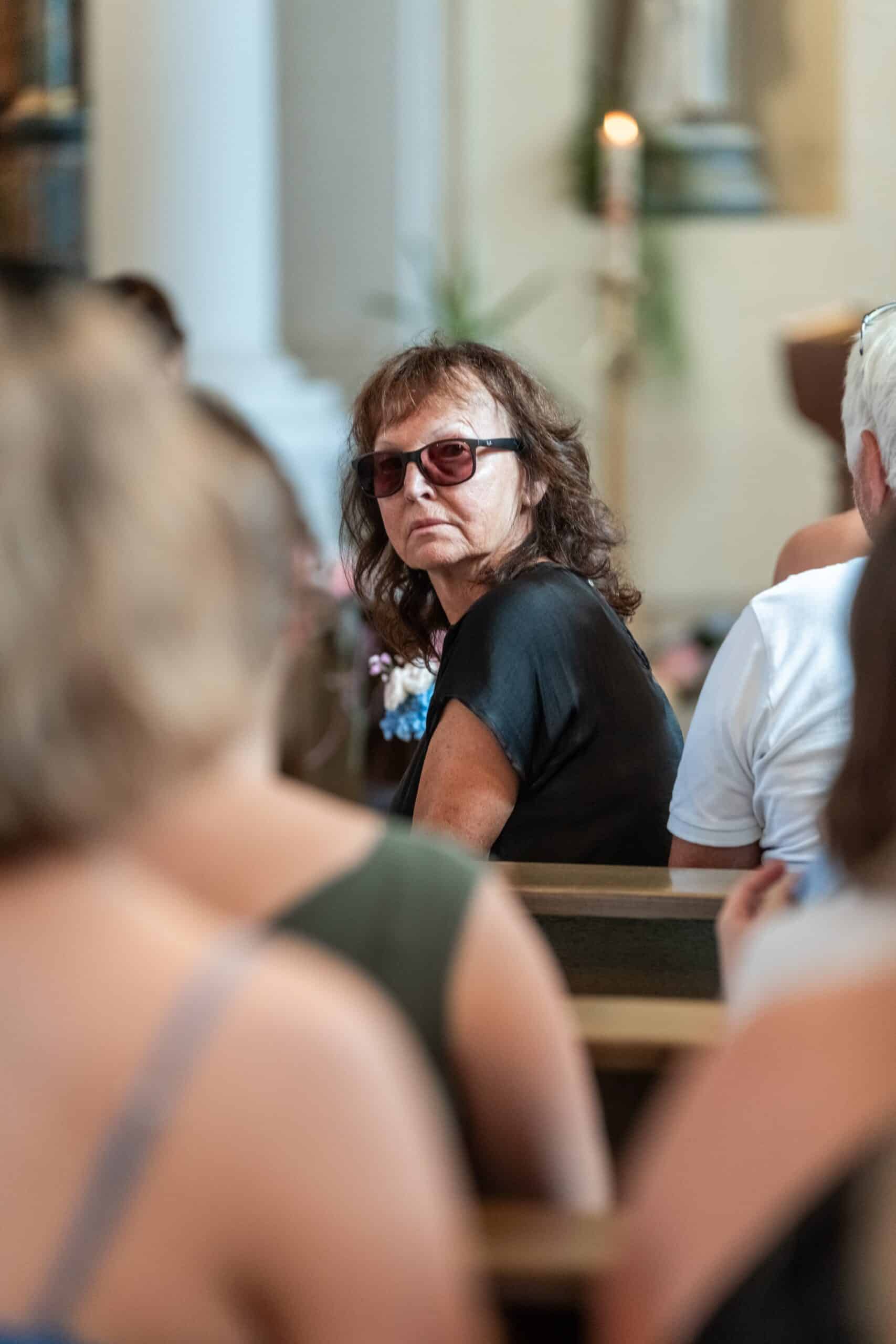Gäste sitzen in der Kirche während Hochzeitsfeier