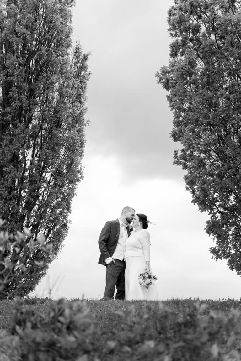 00205-2-florian-knusper-hochzeitsfotograf-wuerzburg-brautpaar-unter-baeumen-Winzerhof Stahl