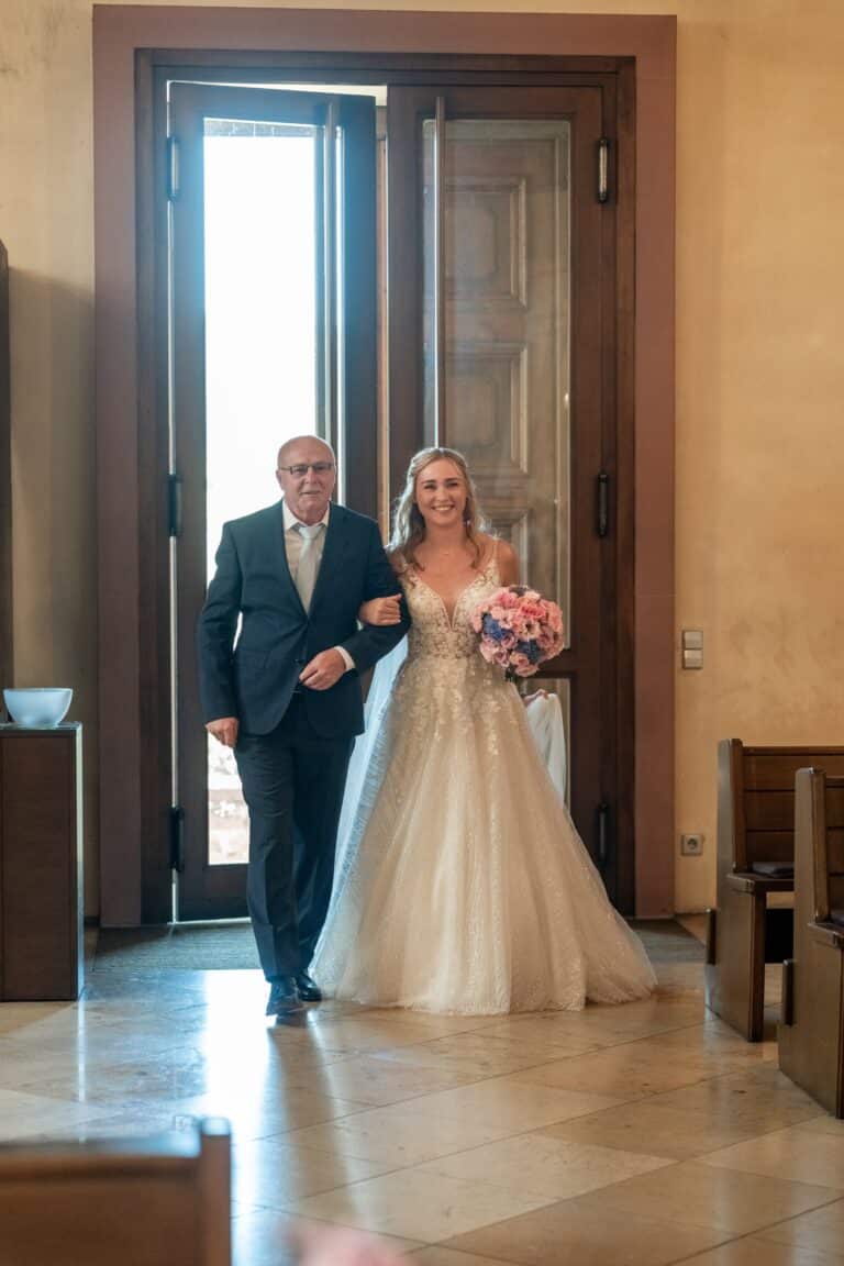 00208-florian-knusper-hochzeitsfotograf-wuerzburg-einzug-der-braut-in-kirche-Kloster Bronnbach