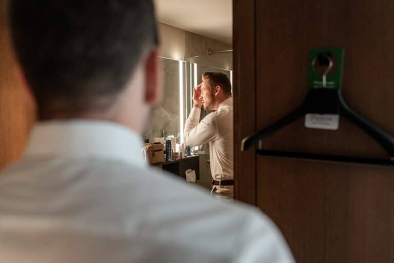 00209-florian-knusper-hochzeitsfotograf-wuerzburg-mann-vorm-spiegel-Villa Oriental