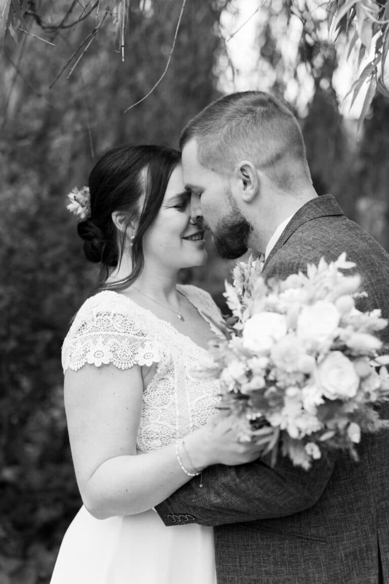 00212-2-florian-knusper-hochzeitsfotograf-wuerzburg-brautpaar-mit-blumenbouquet-Winzerhof Stahl