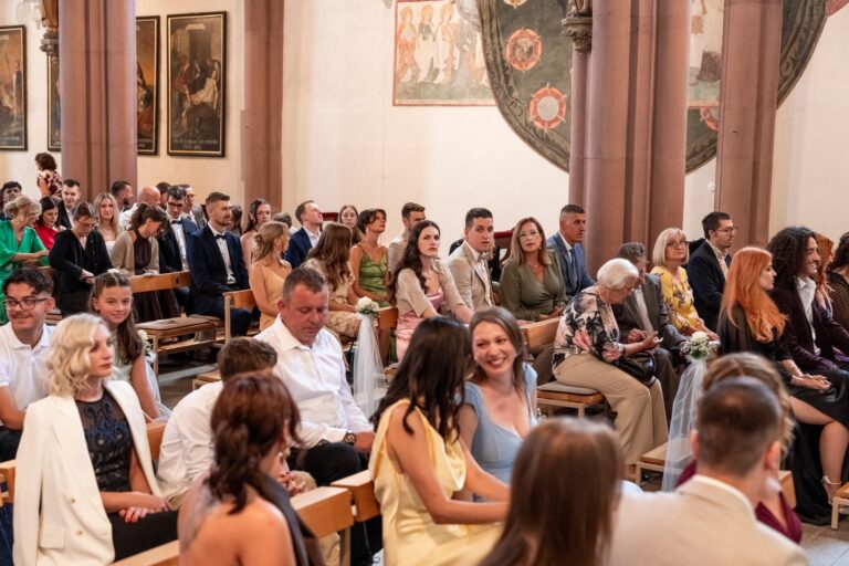 00213-florian-knusper-hochzeitsfotograf-wuerzburg-gaeste-in-der-kirche-villa-oriental