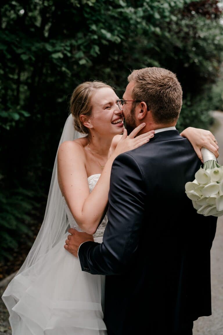 00214-florian-knusper-hochzeitsfotograf-wuerzburg-brautpaar-im-garten-Brückenbaron