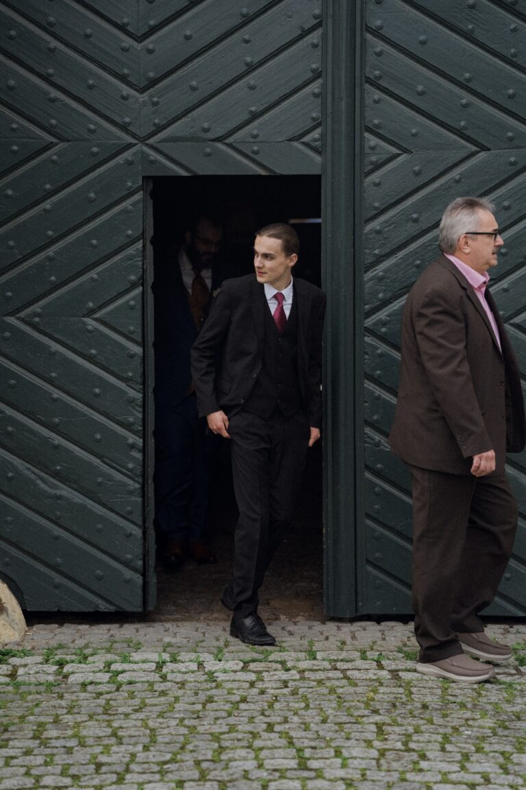 00216-florian-knusper-hochzeitsfotograf-wuerzburg-gruppe-vor-holztuer-Schloss Oberschwarzach