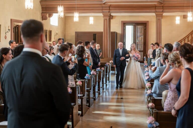 00219-florian-knusper-hochzeitsfotograf-wuerzburg-einzug-der-braut-allee-Kloster Bronnbach