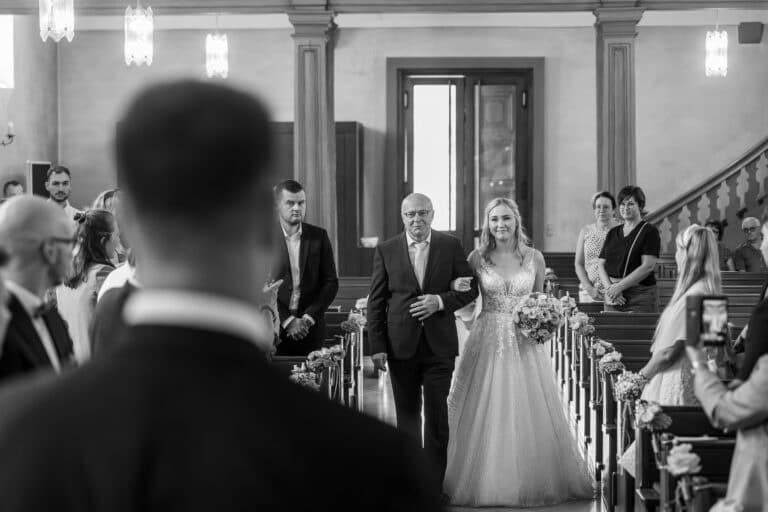 00221-2-florian-knusper-hochzeitsfotograf-wuerzburg-einzug-der-braut-in-kirche-Kloster Bronnbach