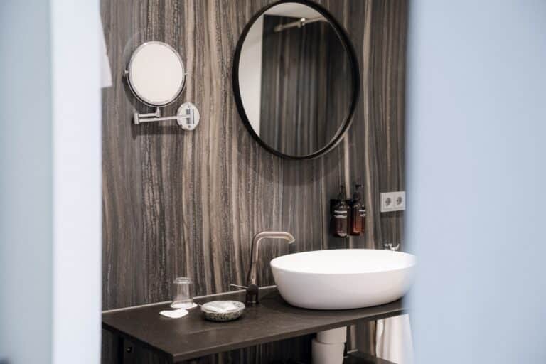 00226-florian-knusper-hochzeitsfotograf-wuerzburg-bad-mit-spiegel-Hotel Freihof Prichsenstadt