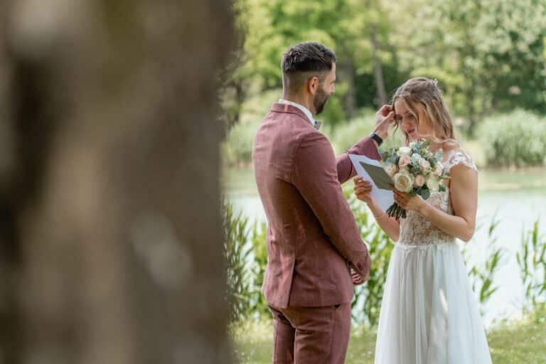 00228-florian-knusper-hochzeitsfotograf-wuerzburg-brautpaar-am-see-Das Retz