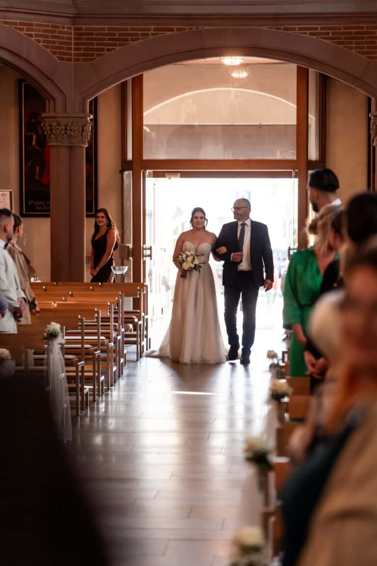 00229-2-florian-knusper-hochzeitsfotograf-wuerzburg-einzug-der-braut-in-kirche-villa-oriental