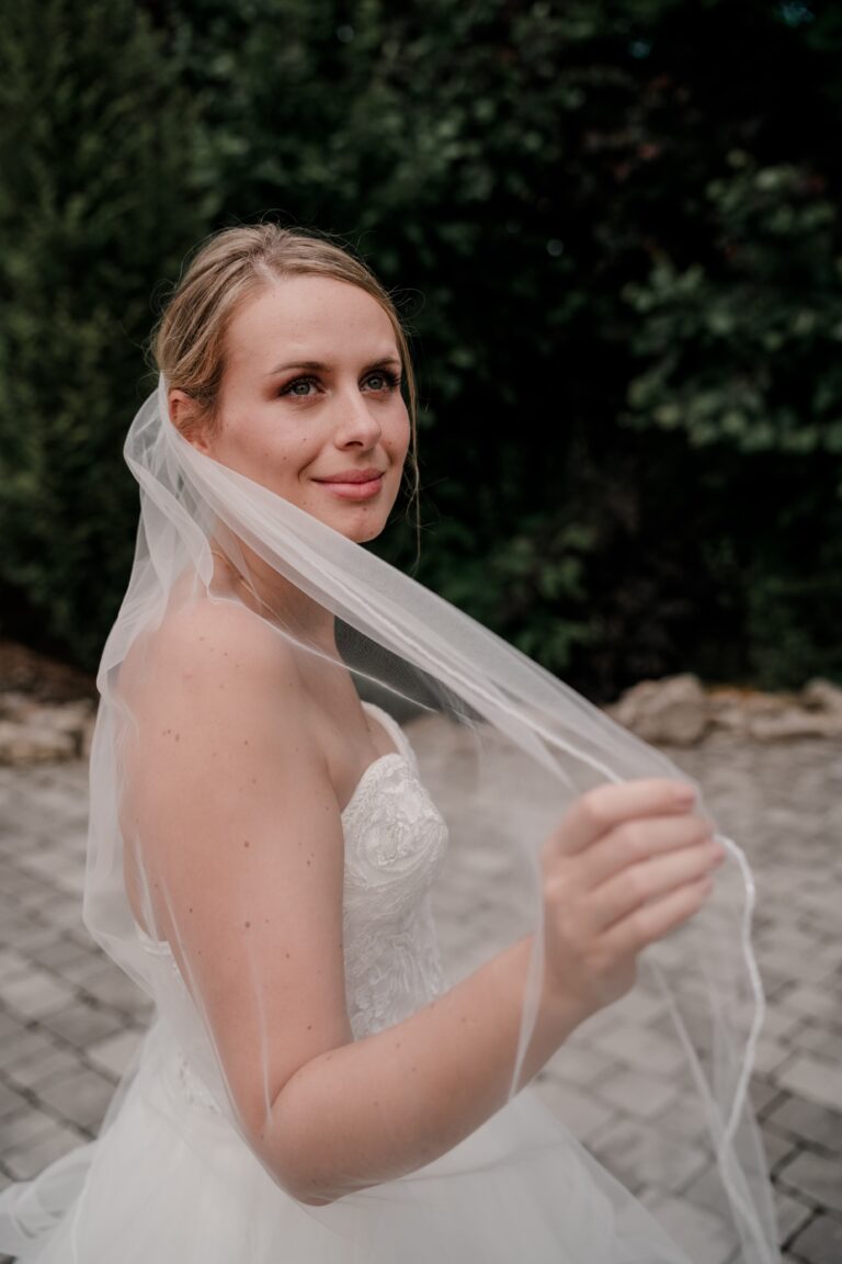 00229-florian-knusper-hochzeitsfotograf-wuerzburg-braut-mit-schleier-Brückenbaron