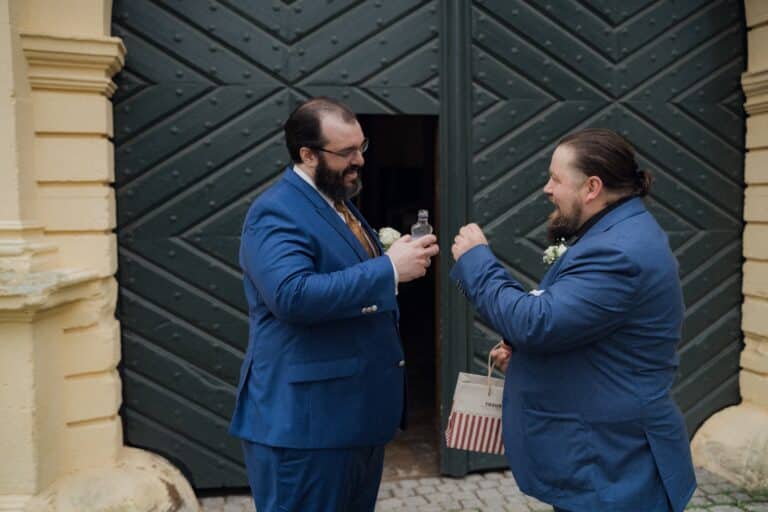 00229-florian-knusper-hochzeitsfotograf-wuerzburg-gruppe-vor-holztor-Schloss Oberschwarzach