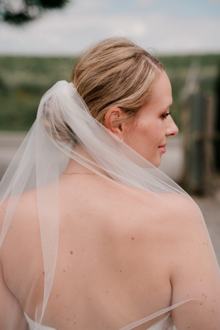 00232-florian-knusper-hochzeitsfotograf-wuerzburg-braut-mit-schleier-Brückenbaron