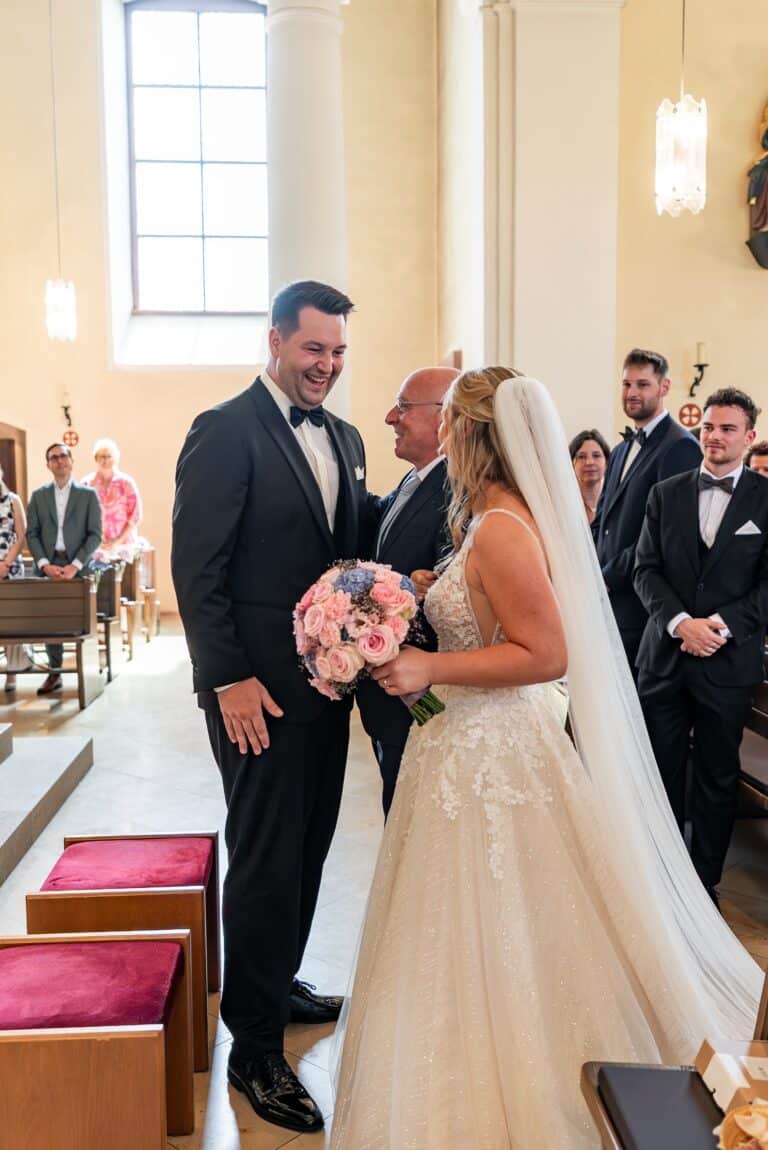 00232-florian-knusper-hochzeitsfotograf-wuerzburg-brautpaar-in-kirche-Kloster Bronnbach