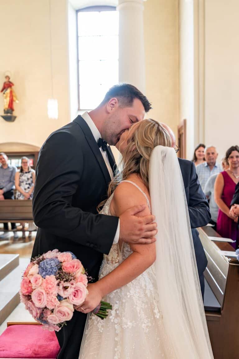00237-florian-knusper-hochzeitsfotograf-wuerzburg-brautpaar-in-der-kirche-Kloster Bronnbach