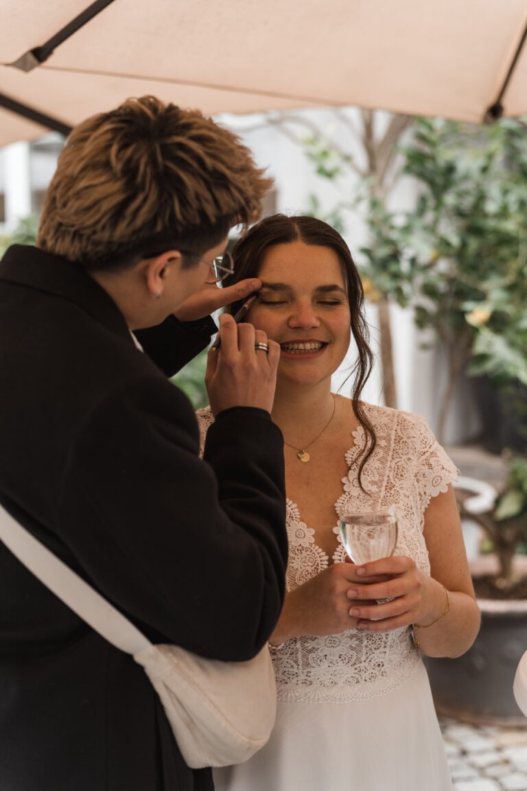 00247-florian-knusper-hochzeitsfotograf-wuerzburg-paar-unter-sonnenschirm-Winzerhof Stahl