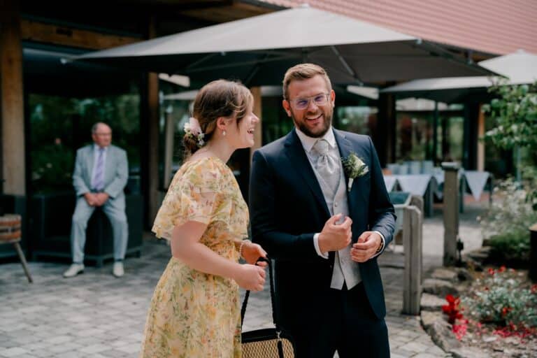 00251-florian-knusper-hochzeitsfotograf-wuerzburg-paar-im-garten-Brückenbaron