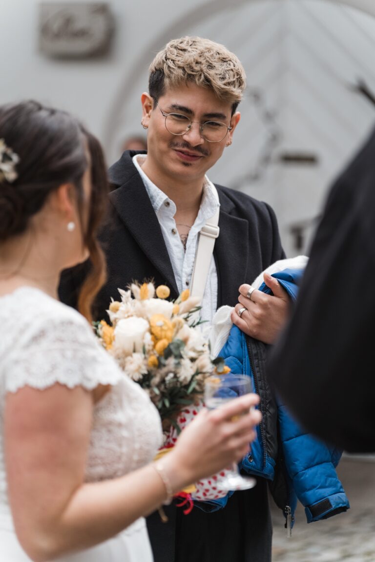 00258-florian-knusper-hochzeitsfotograf-wuerzburg-braut-mit-blumenstrauss-Winzerhof Stahl
