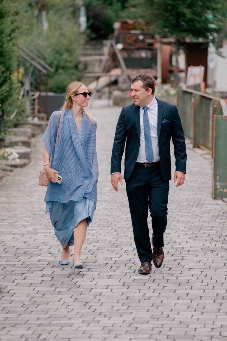 00261-florian-knusper-hochzeitsfotograf-wuerzburg-paar-auf-kopfsteinpflaster-Brückenbaron