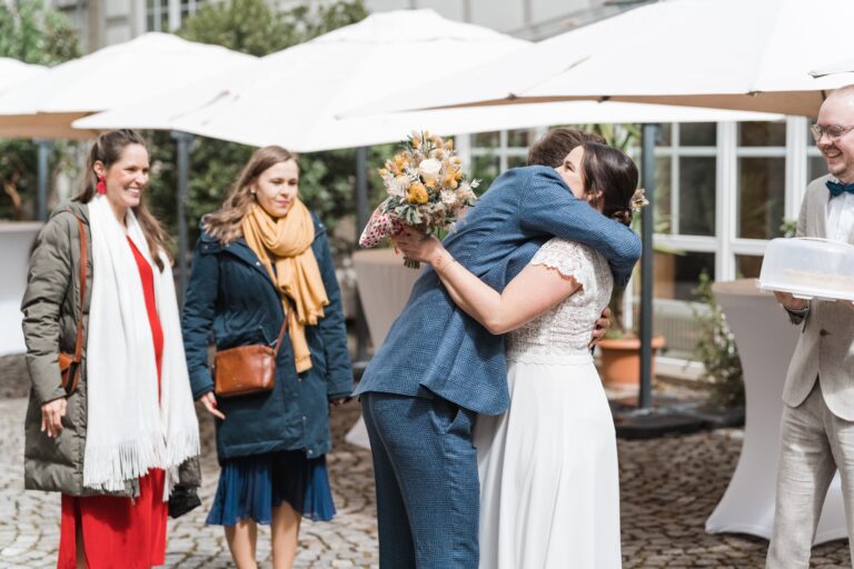 00264-florian-knusper-hochzeitsfotograf-wuerzburg-paar-umarmung-im-garten-Winzerhof Stahl
