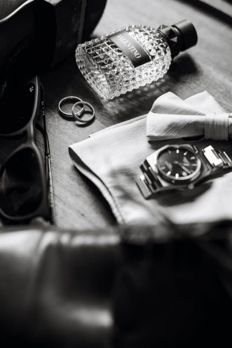 00266-2-florian-knusper-hochzeitsfotograf-wuerzburg-uhren-accessoires-tisch-Hotel Freihof Prichsenstadt