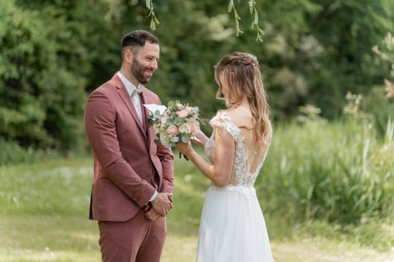 00267-florian-knusper-hochzeitsfotograf-wuerzburg-brautpaar-im-garten-Das Retz