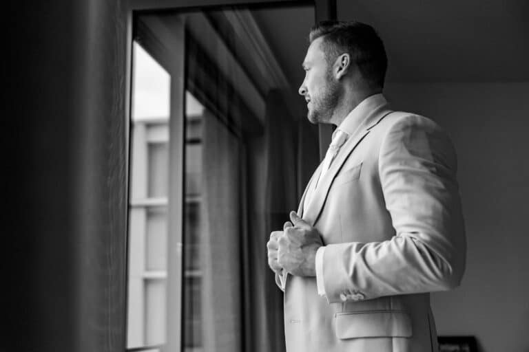 00273-2-florian-knusper-hochzeitsfotograf-wuerzburg-mann-am-fenster-Villa Oriental