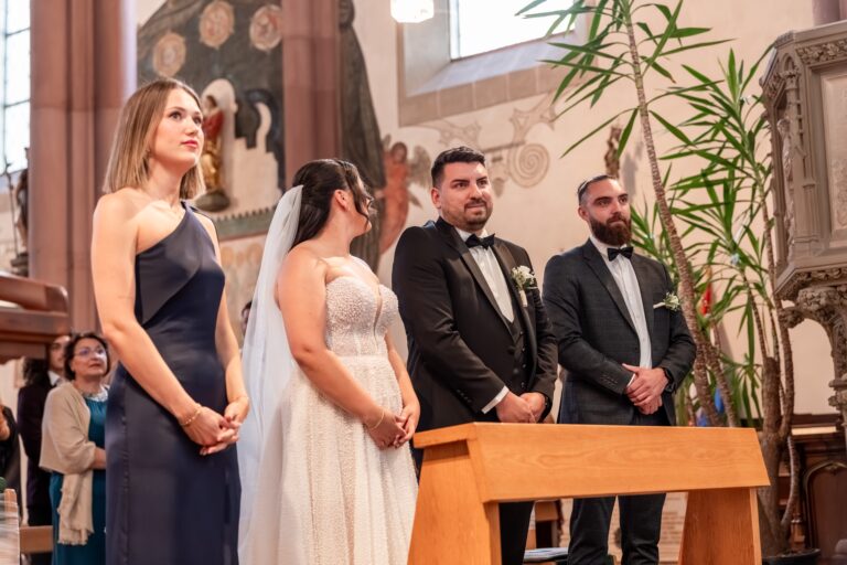 00277-florian-knusper-hochzeitsfotograf-wuerzburg-brautpaar-mit-trauzeugen-villa-oriental