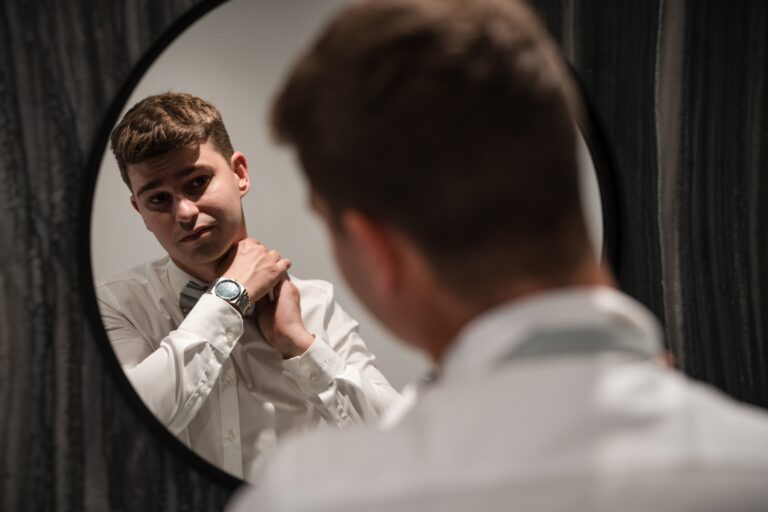 00288-florian-knusper-hochzeitsfotograf-wuerzburg-herr-vorm-spiegel-Hotel Freihof Prichsenstadt