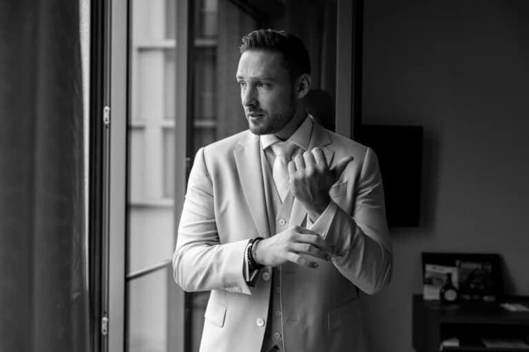 00292-2-florian-knusper-hochzeitsfotograf-wuerzburg-mann-am-fenster-Villa Oriental