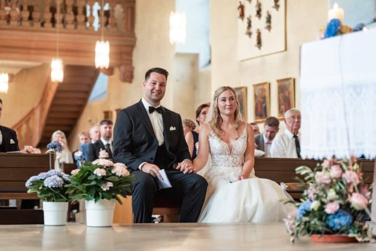 00292-florian-knusper-hochzeitsfotograf-wuerzburg-brautpaar-in-der-kirche-Kloster Bronnbach