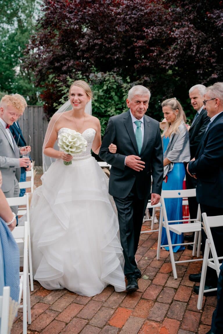 00293-florian-knusper-hochzeitsfotograf-wuerzburg-einzug-der-braut-Brückenbaron