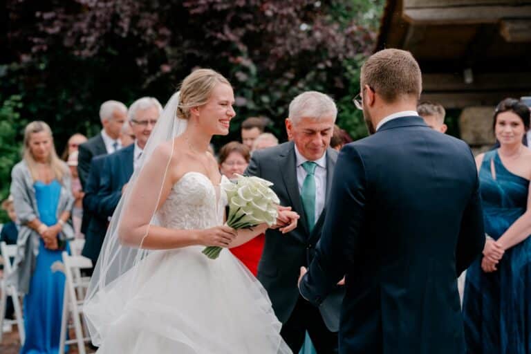 00295-florian-knusper-hochzeitsfotograf-wuerzburg-brautpaar-mit-gaesten-Brückenbaron