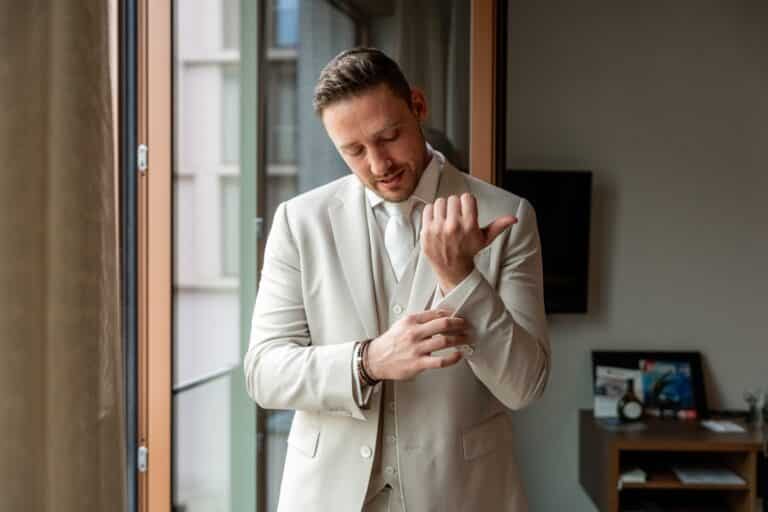 00297-florian-knusper-hochzeitsfotograf-wuerzburg-anzug-im-raum-Villa Oriental